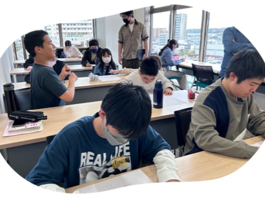 授業は数名~十数名の少人数方式です。学習指導要領に沿ったものの他に先生の特技を活かす趣味・教養講座もあります。