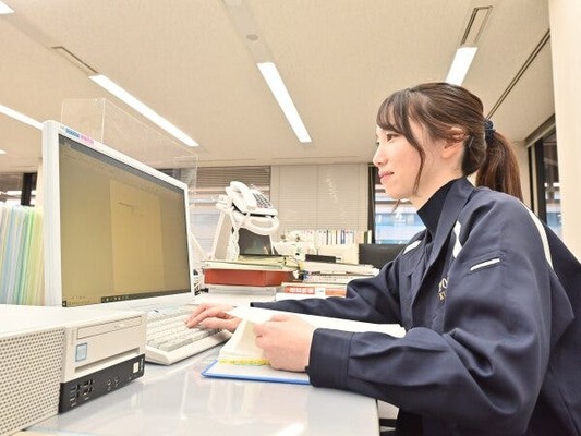 情報管理専門の職員は、情報処理関連の知識を活かして情報システムの開発・運用や犯罪捜査支援などの業務に従事します。