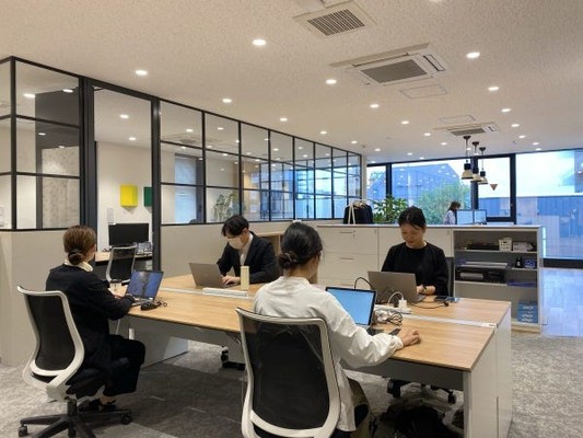 総務チームは現在7名。20代～40代のメンバーが活躍中です。