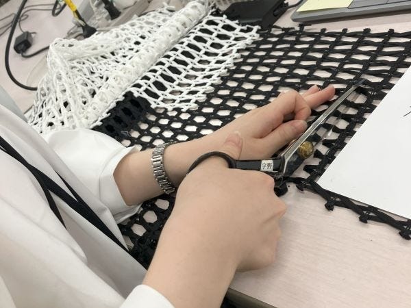 作業はハサミで生地を切り、台紙に貼る、簡単な作業です。