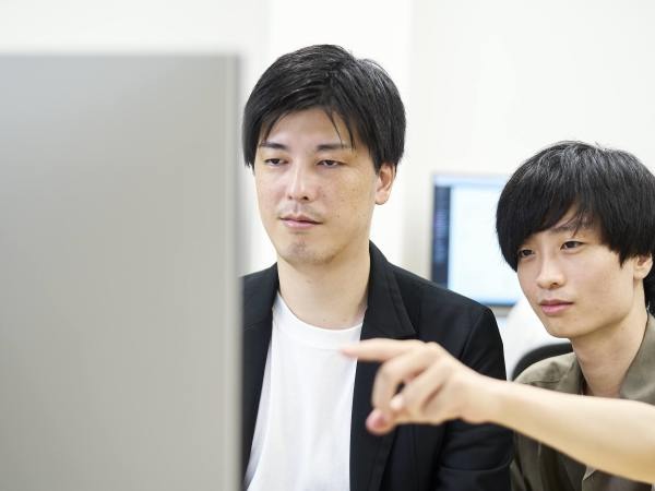 一緒に働くシステムエンジニアたちの様子です。学んだ技術をシェアし合う風土があります。