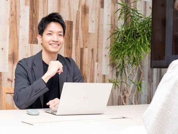 配属先のカスタマーサービス部では、総合職3名が55名のオペレーターをマネジメント。自社・委託先を含む体制で運営しています。