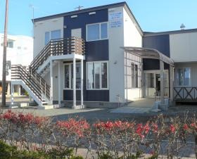 デイサービス米町（１階）、居宅介護支援事業（２階）