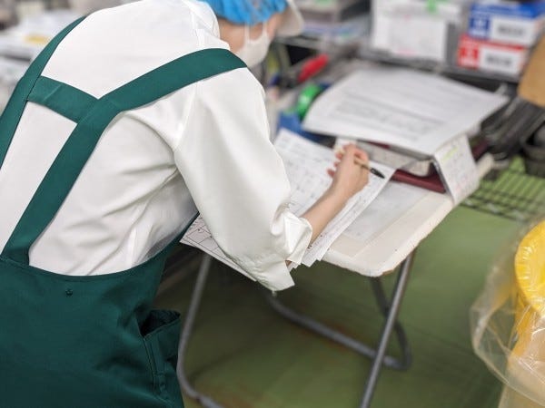 数取りしています。アレルギーの確認等をし、調理担当や盛り付け担当者に指示を出します。大事な役割です。