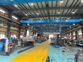 工場内部：新しい工場は広く、明るく、空調設備も完備。