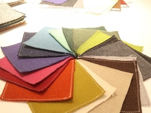 カタログ掲載椅子生地の選定も業務内容のひとつ