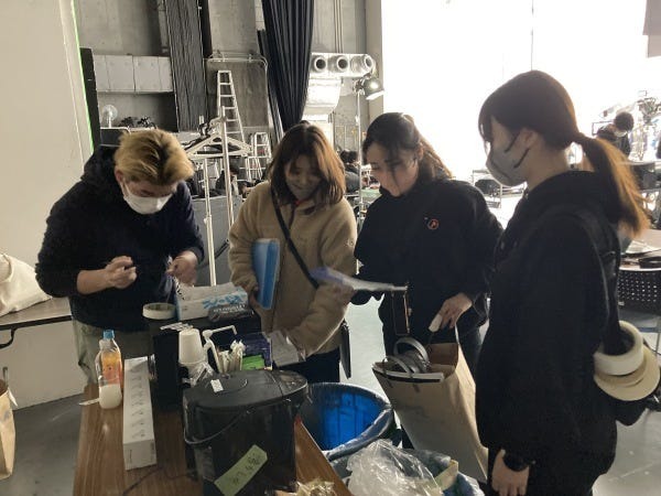 撮影現場の一コマ。困ったことがあった時は、何でも相談できる環境です！！