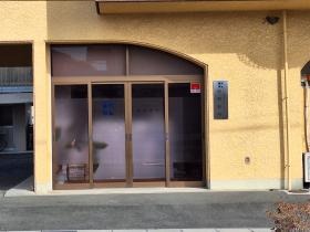 事務所外観です。ルネマンション千塚の１階です。