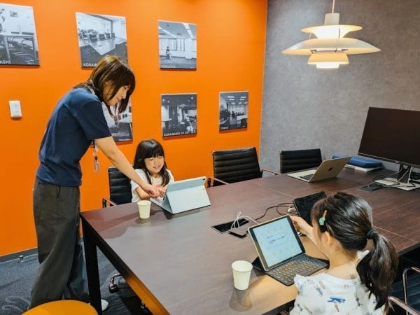 小学生たちの学習を隣でサポートします。