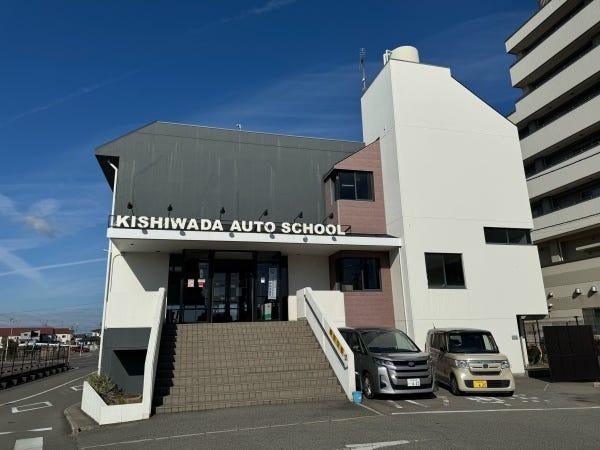 国道堺阪南線沿い、南海本線忠岡駅から徒歩5分、通勤しやすい立地です。マイカー通勤もOK！