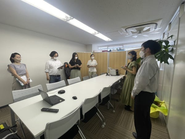 朝礼の様子です。1日のスケジュール等を確認しています。