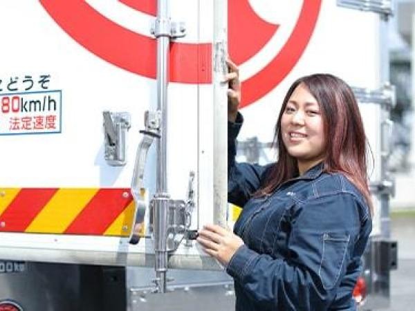 10トントラックを運転していただきます。豊橋営業所のトラックは昨年に全て新車購入したばかりなので、ピカピカの車で快適に働けますよ！
