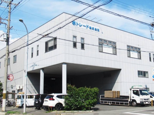 社屋です。駅から徒歩10分ほどで近隣にはイオンモール、コンビニ等があります。