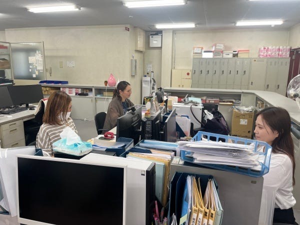 あなたと一緒に働く営業事務メンバー、事務作業中です。