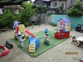 １歳児の遊び場で、のびのび遊べます