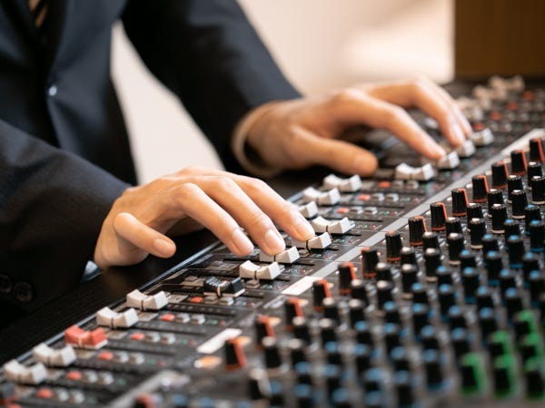 音響機材を使用し、音で最高の演出をします！