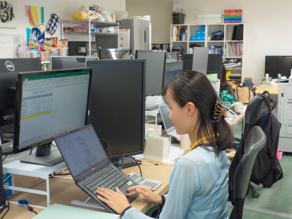 基本的にはオフィスでの業務となります。パソコンなどは支給します。