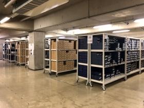 倉庫内の商品在庫は移動可能な棚を使用して効率ＵＰしています。