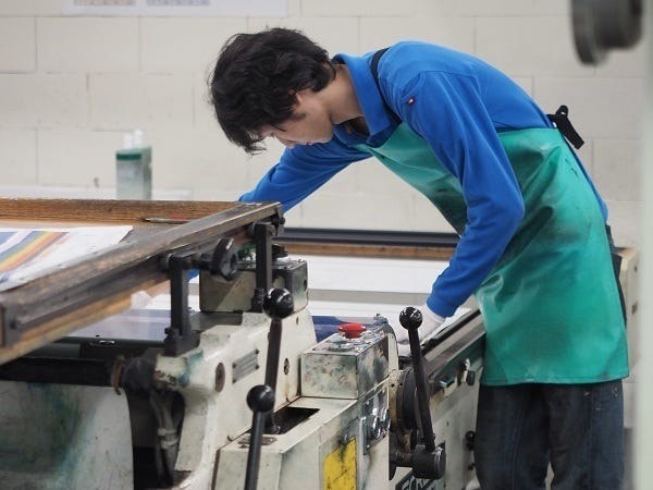 手作業で紙をセットし、印刷を行ないます。1日に5～6セット行ないます。