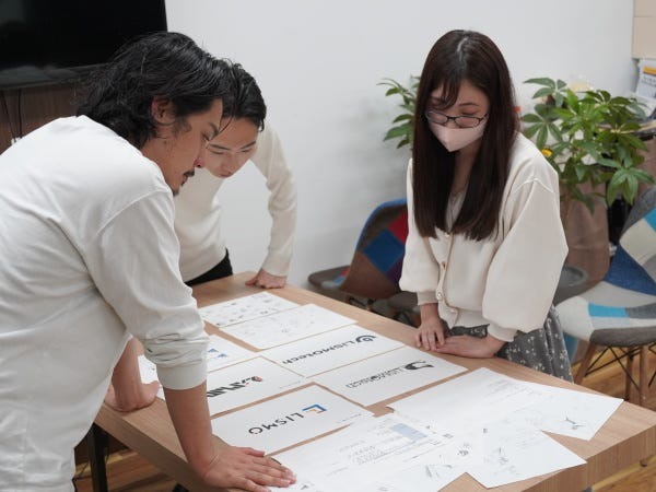 デザインワーク中。フォローできる環境にしているので未経験の方でも安心です！