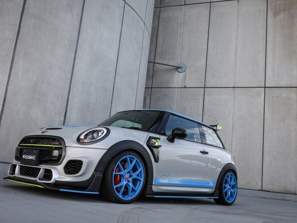 New MINIの個性を引き出すカスタムパーツの企画販売を行うオリジナルブランド「GIOMIC（ジオミック）」を展開しています。