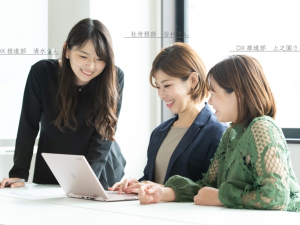 研修制度や先輩との1on1、OJT制度などの支援体制があります。社員の半分以上が未経験スタートで活躍しています！