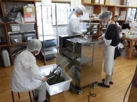 いろいろある作業のうちの一コマ・商品づくり中です