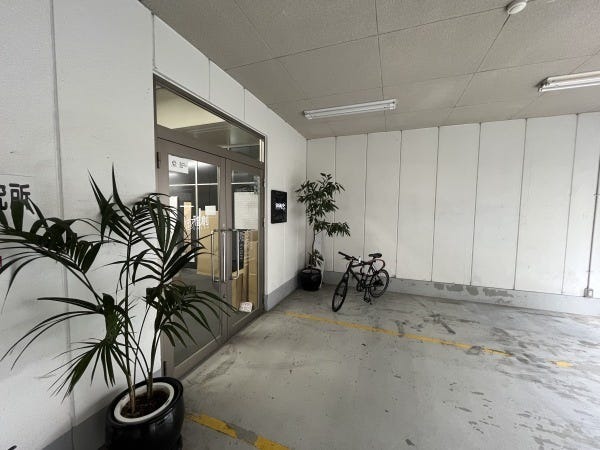 この入口を目指して、お越しください