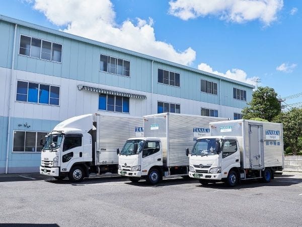洗車担当の従業員のおかげでいつもトラックはピカピカです！