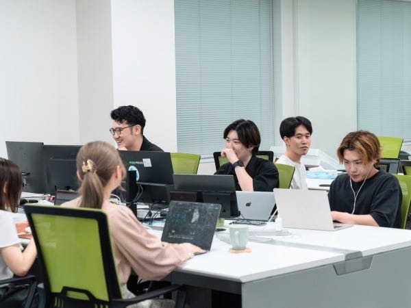 メンバー同士で話あったりして、和気あいあいと仕事しています！