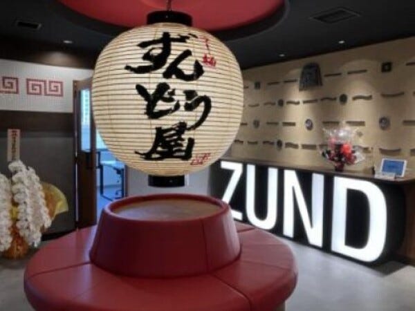 オフィスのエントランス。こだわった自慢のオフィスです。オフィス内に自動販売機やウォーターサーバー完備！