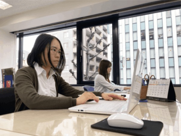 残業月20時間以内、土日祝休み、年間休日最大128日など、抜群の労働環境が整っています。ワークライフバランスが実現しながら安定して働けます。