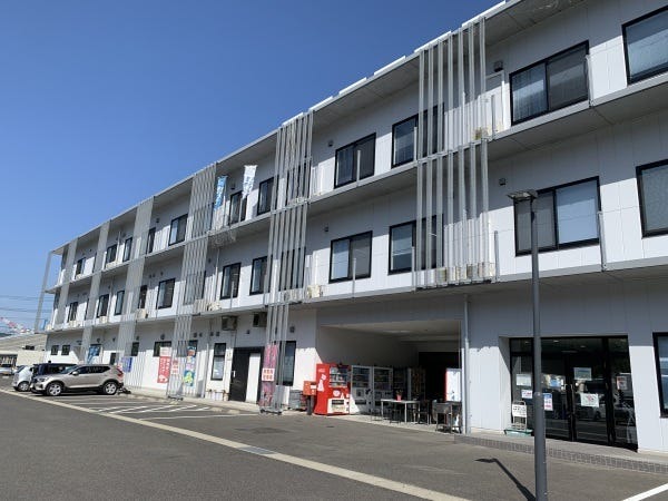 勤務いただく事務所棟です。3階に事務所があります。