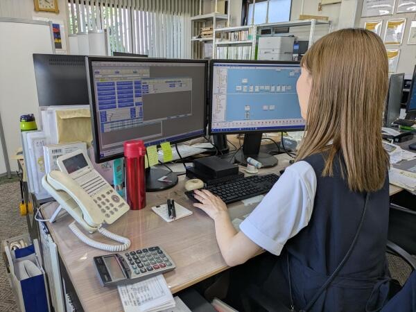 業務の1コマです。2画面での業務は効率も良くストレス軽減されてます。