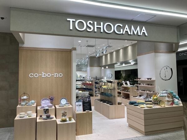 明るい店内で、たくさんの食器を取り揃えております。お客様に合った商品をご提案ください。