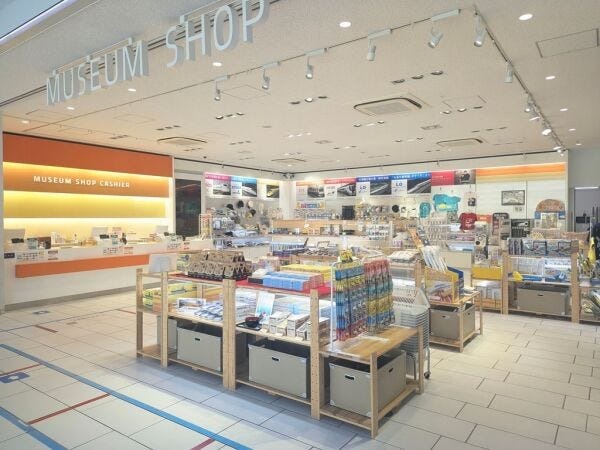 こちらがリニア・鉄道館ミュージアムショップ。たくさんの鉄道グッズでお客様をおもてなしいたします。
