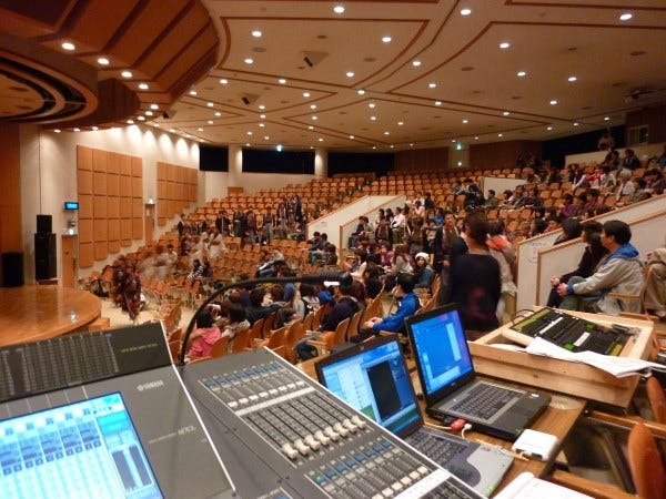 音響、照明、美術…どれか1つ欠けても、舞台は完成しません。多くの方に感動を届けるこの仕事、やりがいはひとしおです。