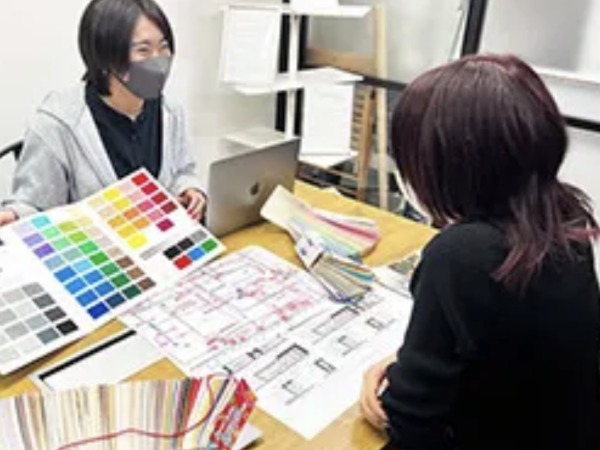 図面やサンプルを使って打ち合わせを行います。オンラインでの会議も増えています。