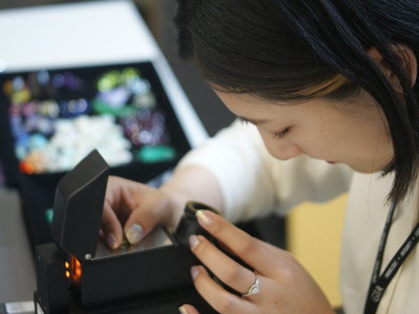 事務・宝石にかかわる事務・宝石詰め（交通費支給あり・未経験OK）