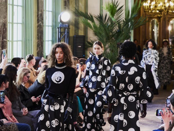 【世界へ羽ばたくブランドに】過去2回、パリでファッションショーを実施。エレガントであり、遊び心もあるコレクションは海外でも好評です。