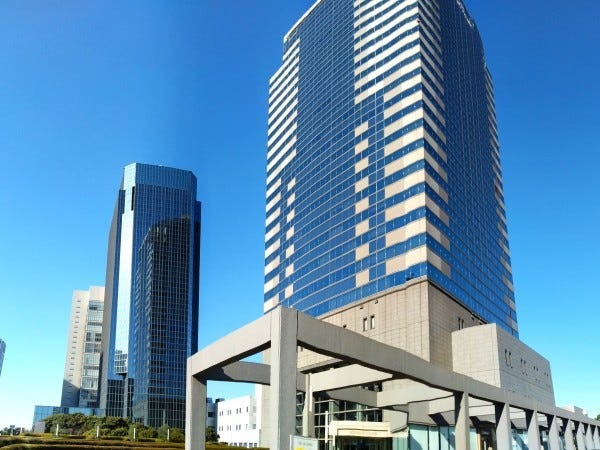 弊社入居ビルの外観です。（入口からの外観）