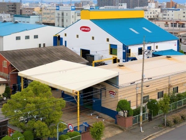 会社の外観です。平均年齢は38歳で若い人から70歳まで活躍中です。