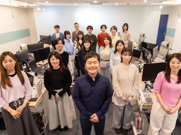 AdjustHRの社員の紹介です。平均年齢は30歳程度、服装はカジュアルです。