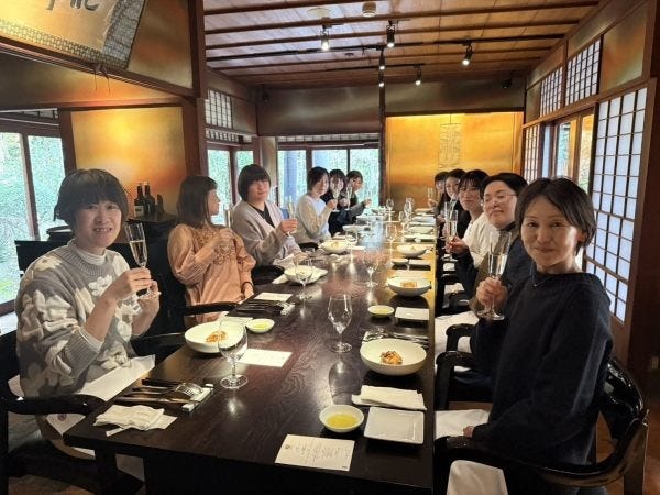 写真はパート事務の研修会（年一回会社負担）のものです！こんなにたくさんの事務さんがいるので安心です★