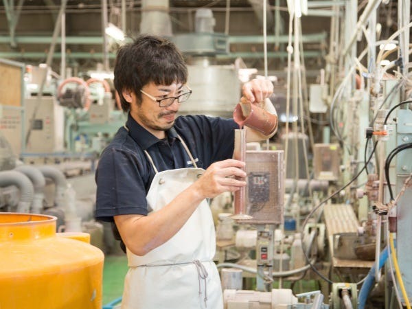 研修が終わったのちは、徐々にになりますが、釉薬の調整から実際の生産まで、タイルの生産に関わるラインを一つお任せします。