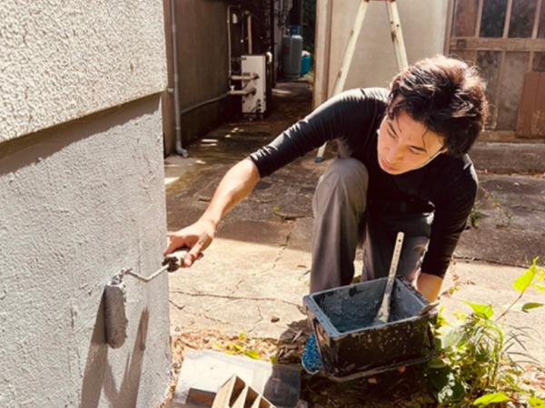 住まいの資産価値を守るために、住宅の基礎部分のひび割れなどを補修。施工の仕方は、入社後にイチからお教えしますのでご安心を！