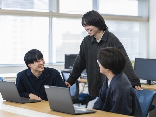 現役エンジニアが専任講師として研修を担当。実務に即した研修が受講できます！