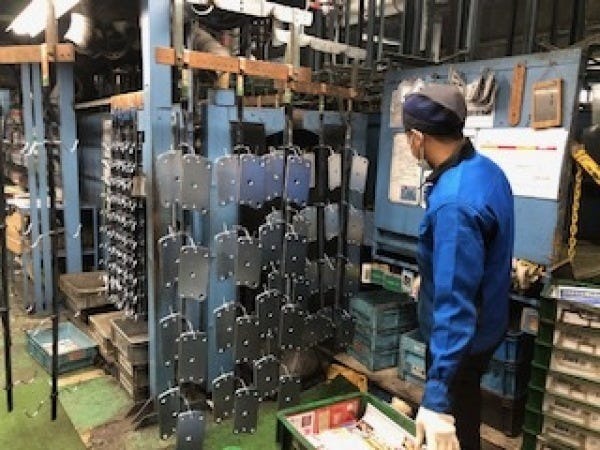 メッキ加工のラインです。このような自動車部品をメッキ加工して出荷しております。