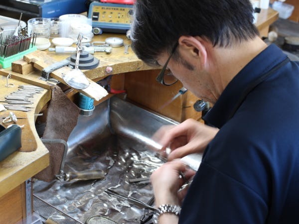 先人たちから伝承された技術を元に、ジュエリーの磨きや石留め、仕上げ作業を行っていきます。