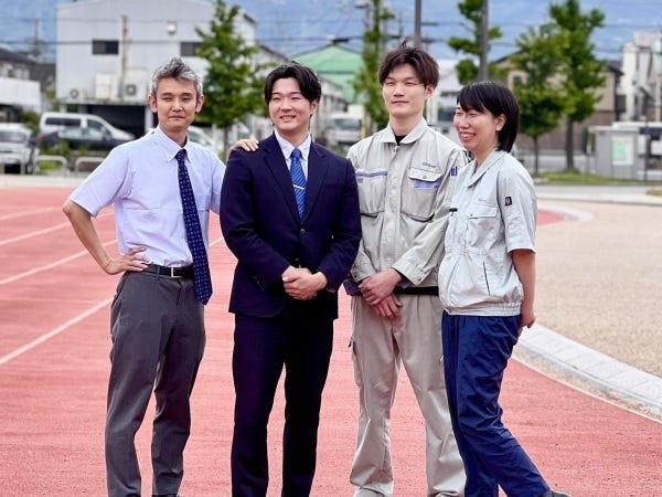 各部署のメンバーが連携して特注製品の製作を行って行きます。